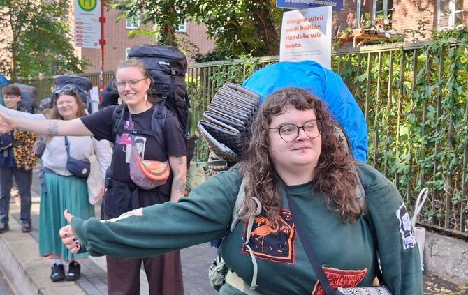 Beginn «Tramprennen» von Lüneburg durch Europa