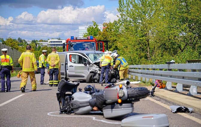 Die beiden Autofahrer wurden bisherigen Erkenntnissen zufolge leicht verletzt.