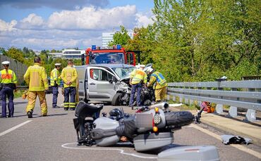Die beiden Autofahrer wurden bisherigen Erkenntnissen zufolge leicht verletzt.