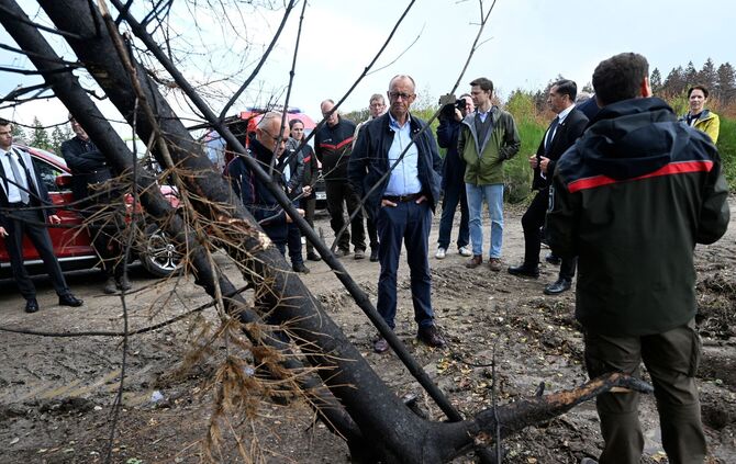 Bundeskanzler Merz besucht Waldbrandgebiet in Hürtgenwald