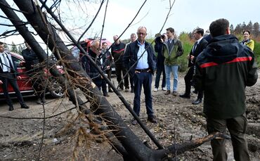 Bundeskanzler Merz besucht Waldbrandgebiet in Hürtgenwald