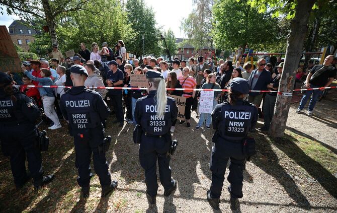 Bundeskanzler Merz besucht Waldbrandgebiet in Hürtgenwald