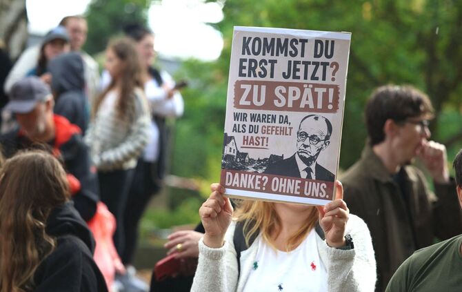 Bundeskanzler Merz besucht Waldbrandgebiet in Hürtgenwald