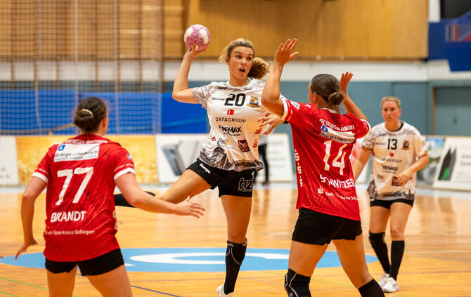 Der Wurf der Waiblingerin Hannah Hönig (in Weiß) wird durch Emma Elisabeth Schwitzer vom HSV Solingen Graefrath geblockt.