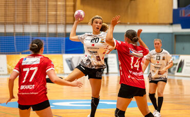 Der Wurf der Waiblingerin Hannah Hönig (in Weiß) wird durch Emma Elisabeth Schwitzer vom HSV Solingen Graefrath geblockt.