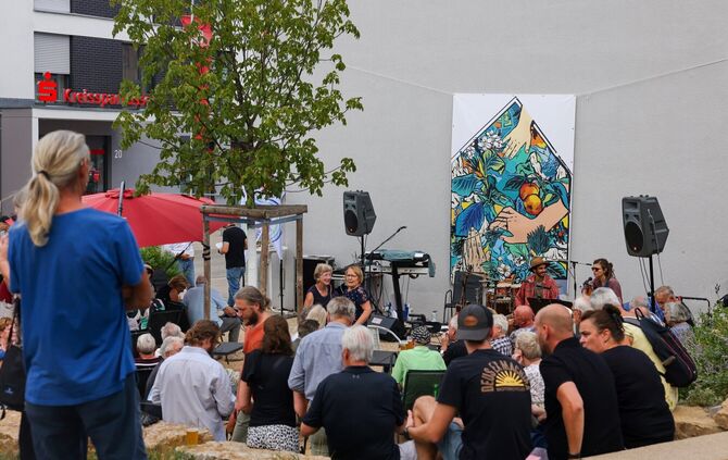 Bei einem Spendenfest wurde das Projekt in Rudersberg vorgestellt. Im Hintergrund zu sehen: das künftige Wandgemälde.