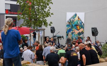 Bei einem Spendenfest wurde das Projekt in Rudersberg vorgestellt. Im Hintergrund zu sehen: das künftige Wandgemälde.