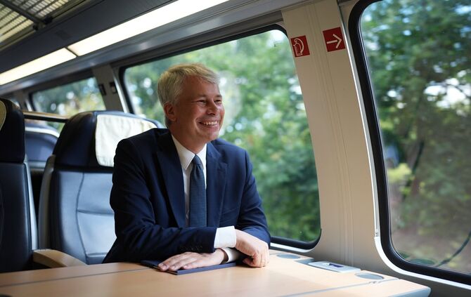Steffen Bilger: Fototermin im Zug.