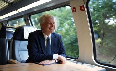 Steffen Bilger: Fototermin im Zug.