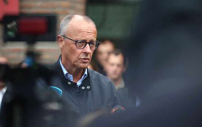 Bundeskanzler Merz besucht Waldbrandgebiet in Hürtgenwald