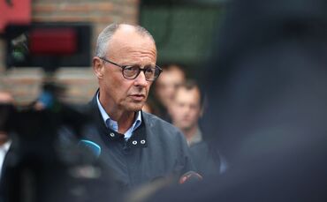 Bundeskanzler Merz besucht Waldbrandgebiet in Hürtgenwald