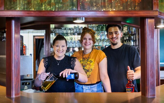 Die Kneipe "D'Kurv" in Steinenberg feiert Wiedereröffnung. Von links nach rechts: Mitarbeiterin Michelle Hasert und das Gastrono