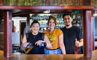 Die Kneipe "D'Kurv" in Steinenberg feiert Wiedereröffnung. Von links nach rechts: Mitarbeiterin Michelle Hasert und das Gastrono