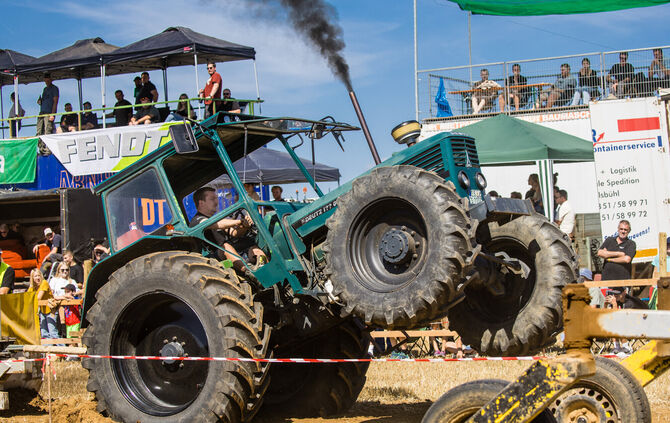Die Fahrer der Traktoren geben alles beim Trecker-Treck.