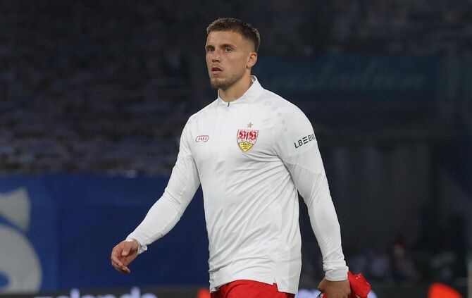VfB-Stürmer Ermedin Demirovic saß beim Pokalspiel in Rostock zunächst nur auf der Bank.
