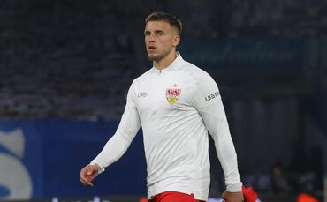 VfB-Stürmer Ermedin Demirovic saß beim Pokalspiel in Rostock zunächst nur auf der Bank.
