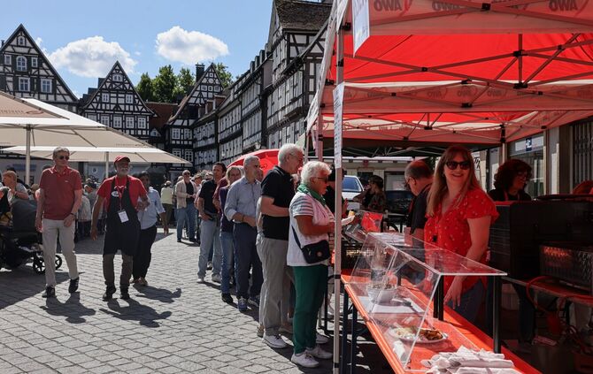Wieder gut besucht: Die Lange Tafel der AWO auf dem Marktplatz.
