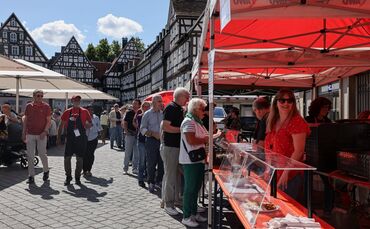 Wieder gut besucht: Die Lange Tafel der AWO auf dem Marktplatz.