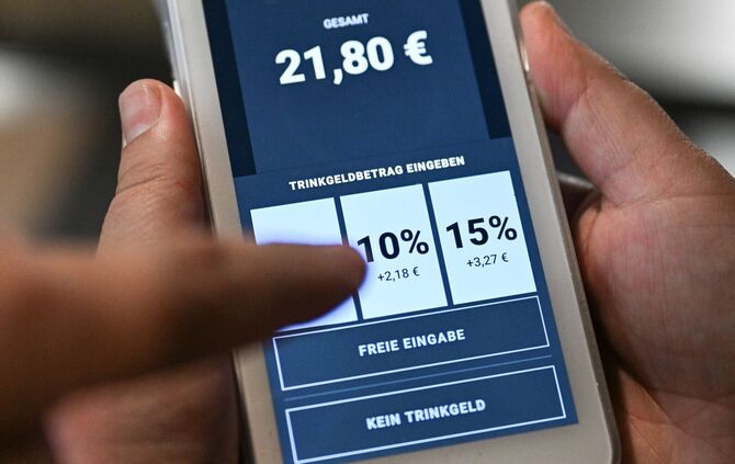 Welches Feld auf der Anzeige tippt man fürs Trinkgeld im Restaurant an? (Symbolbild)