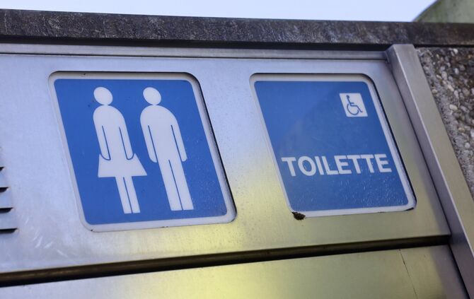 Wo kann man in Weinstadt auf Toilette gehen, wenn man unterwegs ist?