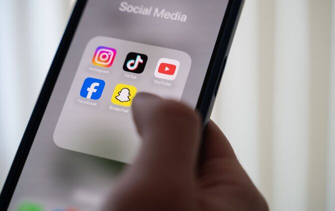 Das Gesetz soll unter anderem für die Plattformen Facebook, Instagram, Snapchat, TikTok, YouTube und X gelten. (Symbolbild)