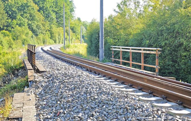 Zu Hitzeschäden am Gleis kam es diesen Sommer unter anderem auf diesem mittlerweile berühmten Brücklein bei Gaildorf.