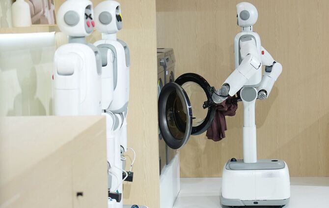 Fast die Hälfte der Menschen in Deutschland kann sich vorstellen, künftig einen menschenähnlichen Roboter im Haushalt einzusetze