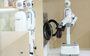 Fast die Hälfte der Menschen in Deutschland kann sich vorstellen, künftig einen menschenähnlichen Roboter im Haushalt einzusetze