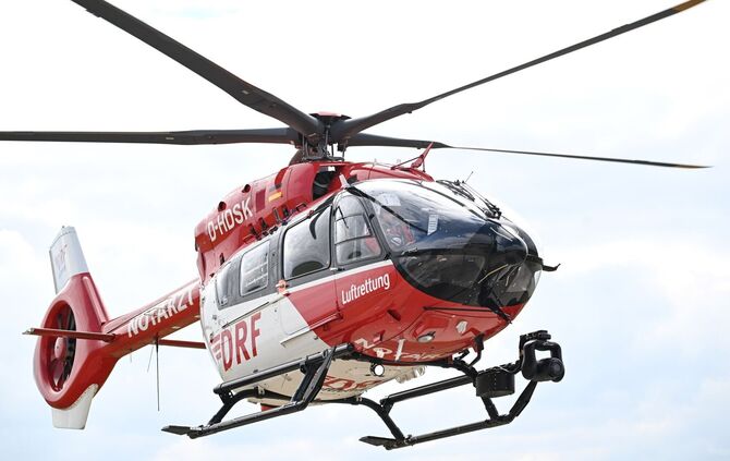Rettungshubschrauber bringen die Jugendlichen in Krankenhäuser. (Symbolbild)