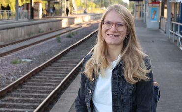 Svenja Braunmüller am Bahnsteig in Winnenden.