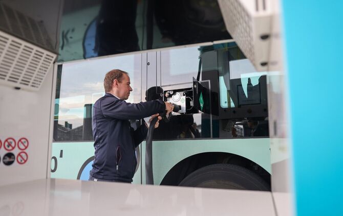 FMO-Betriebsleiter Tobias Bloos betankt einen Brennstoffzellen-Bus an der neuen Wasserstoff-Tankstelle in Waiblingen.