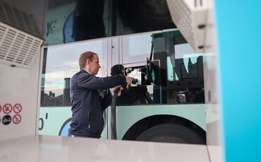 FMO-Betriebsleiter Tobias Bloos betankt einen Brennstoffzellen-Bus an der neuen Wasserstoff-Tankstelle in Waiblingen.