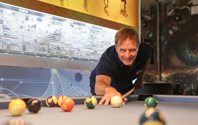Peter Mathias beim Billard-Spiel.