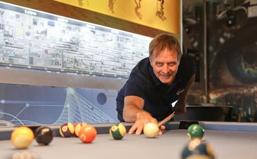 Peter Mathias beim Billard-Spiel.
