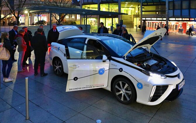 2018 hat die Stadt Waiblingen ein erstes Wasserstoff-Auto als Dienstwagen präsentiert, einen geleasten Toyota Mirai (Archivfoto)