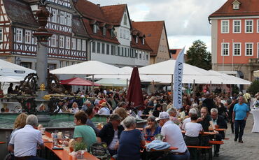 Wein und leckeres Essen gibt es bei den Schorndorfer Weintagen. (Archivfoto)
