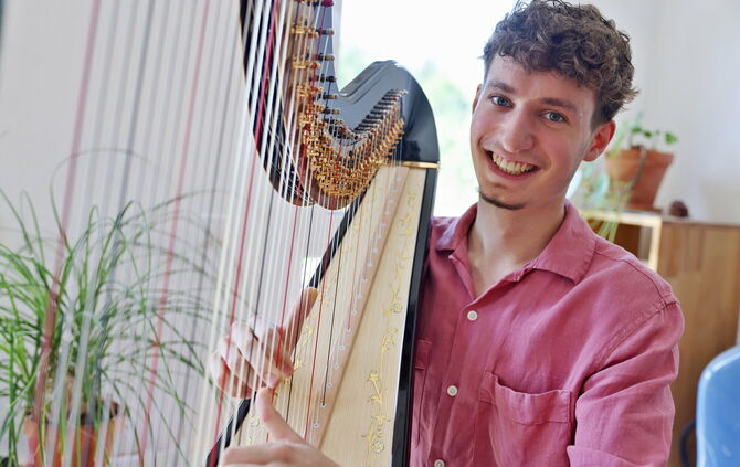 Simon-Elias Krennerich (Jahrgang 2005) ist zweimal Bundessieger bei „Jugend musiziert“ - 2025 im Duo und 2022 als Solist (Harfe)