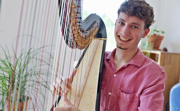 Simon-Elias Krennerich (Jahrgang 2005) ist zweimal Bundessieger bei „Jugend musiziert“ - 2025 im Duo und 2022 als Solist (Harfe)