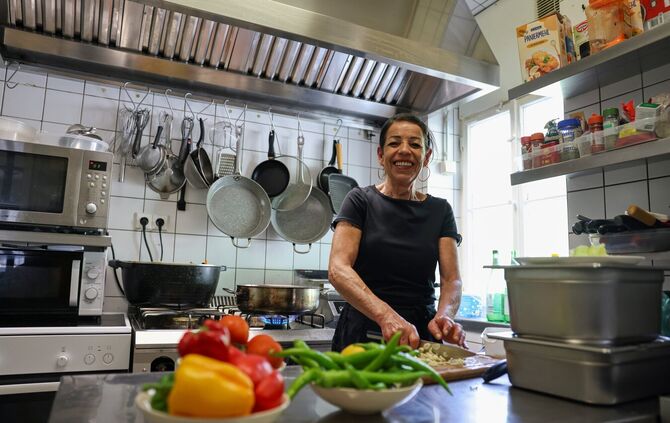 Die spanische Köchin Maria-Dolores Diz-Fernandez in ihrer Küche im Restaurant Bahnhof Laufenmühle.