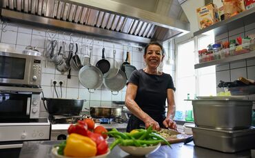Die spanische Köchin Maria-Dolores Diz-Fernandez in ihrer Küche im Restaurant Bahnhof Laufenmühle.