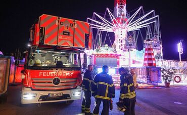 Menschen hingen im Kettenkarussell auf Hamburger Dom fest