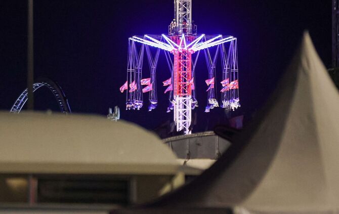 Menschen hingen im Kettenkarussell auf Hamburger Dom fest