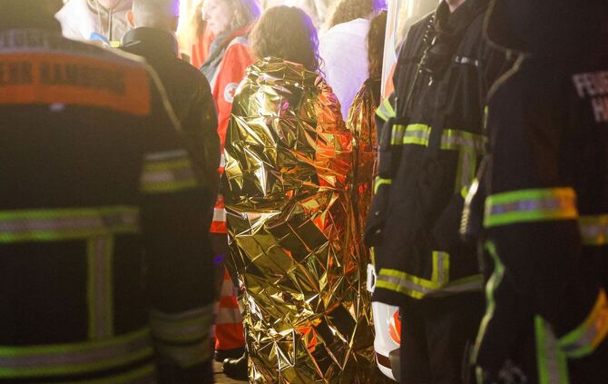 Menschen hingen im Kettenkarussell auf Hamburger Dom fest