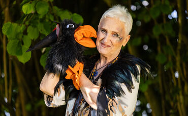 Puppenspielerin Ulrike Killinger mit dem Zaubervogel Herrn Schnabelix.