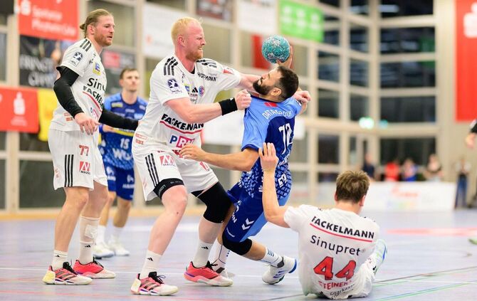 Amine Darmoul, hier im Testspiel gegen den HC Erlangen (von links Maciej Gebala, Sebastian Firnhaber und Christoph Steinert), ha