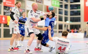 Amine Darmoul, hier im Testspiel gegen den HC Erlangen (von links Maciej Gebala, Sebastian Firnhaber und Christoph Steinert), ha