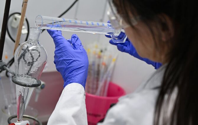 Vor allem die Pharmabranche investiert viel Geld in die Erforschung neuer Arzneien (Archivbild)
