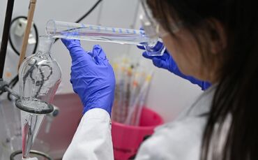 Vor allem die Pharmabranche investiert viel Geld in die Erforschung neuer Arzneien (Archivbild)