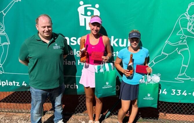 Helene Schnack vom TC Schorndorf (Mitte) freut sich über ihren Sieg in Waldhausen.