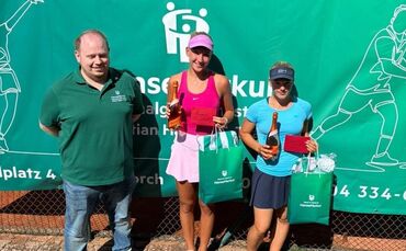 Helene Schnack vom TC Schorndorf (Mitte) freut sich über ihren Sieg in Waldhausen.
